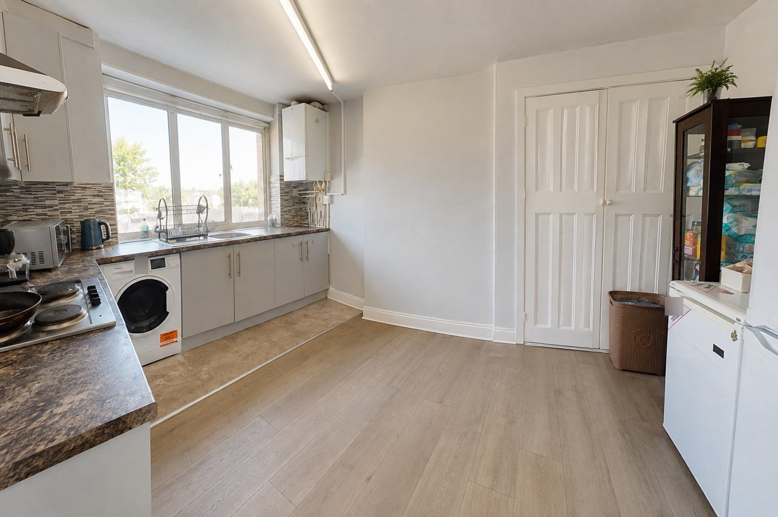 Flat Heathway in Greater London