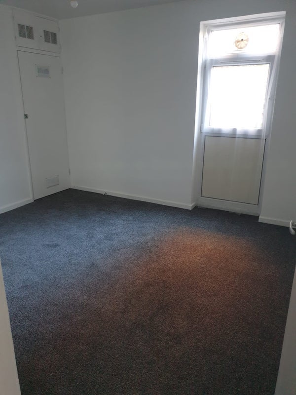 Flat Cook's Road in Greater London