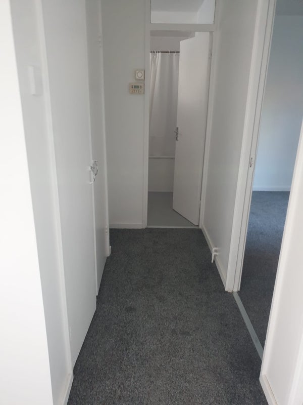 Flat Cook's Road in Greater London
