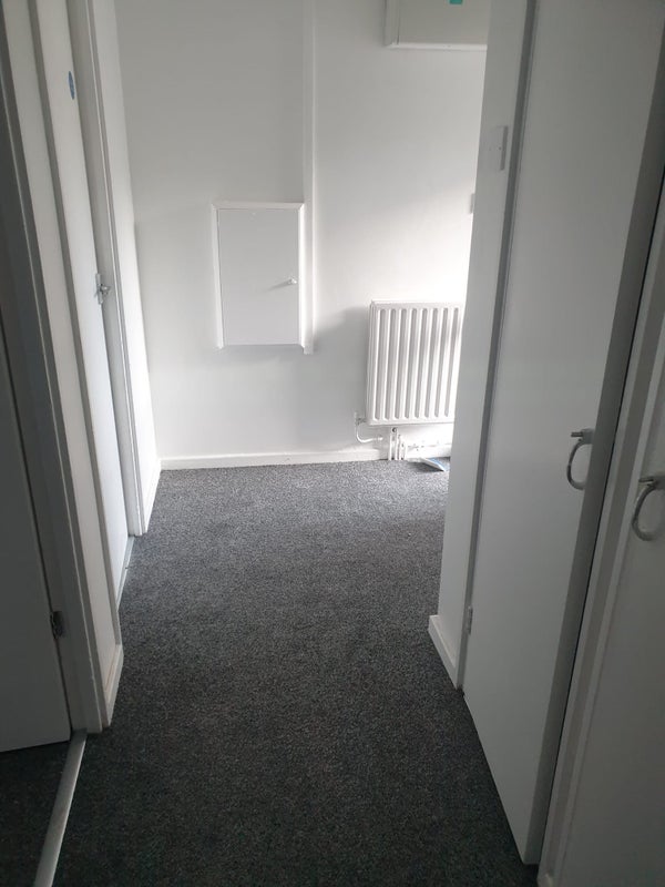 Flat Cook's Road in Greater London