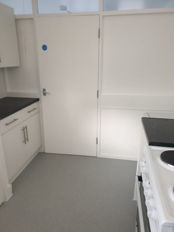 Flat Cook's Road in Greater London