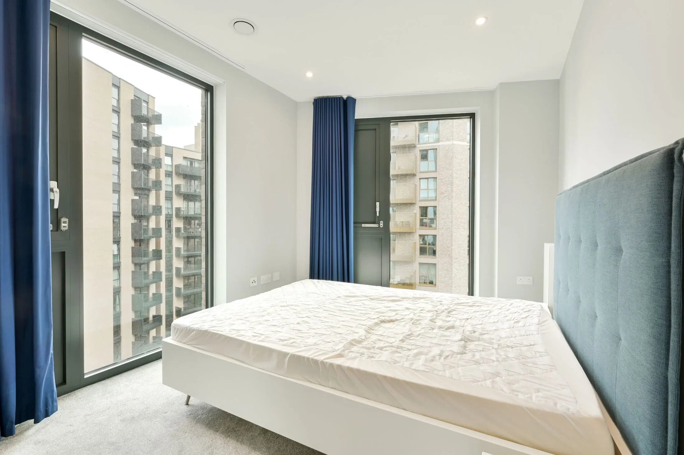 Flat Kew Bridge in Greater London