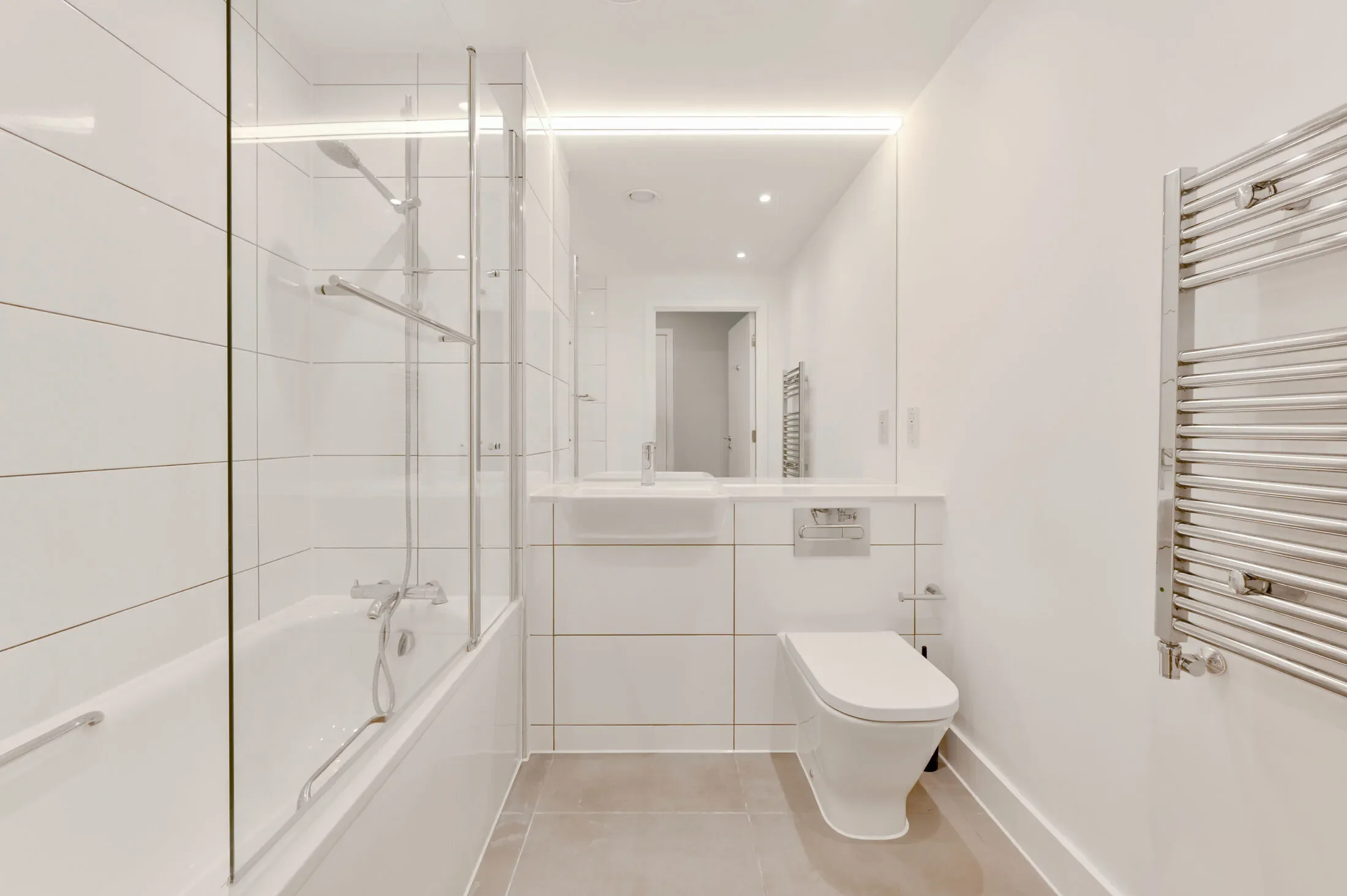Flat Kew Bridge in Greater London