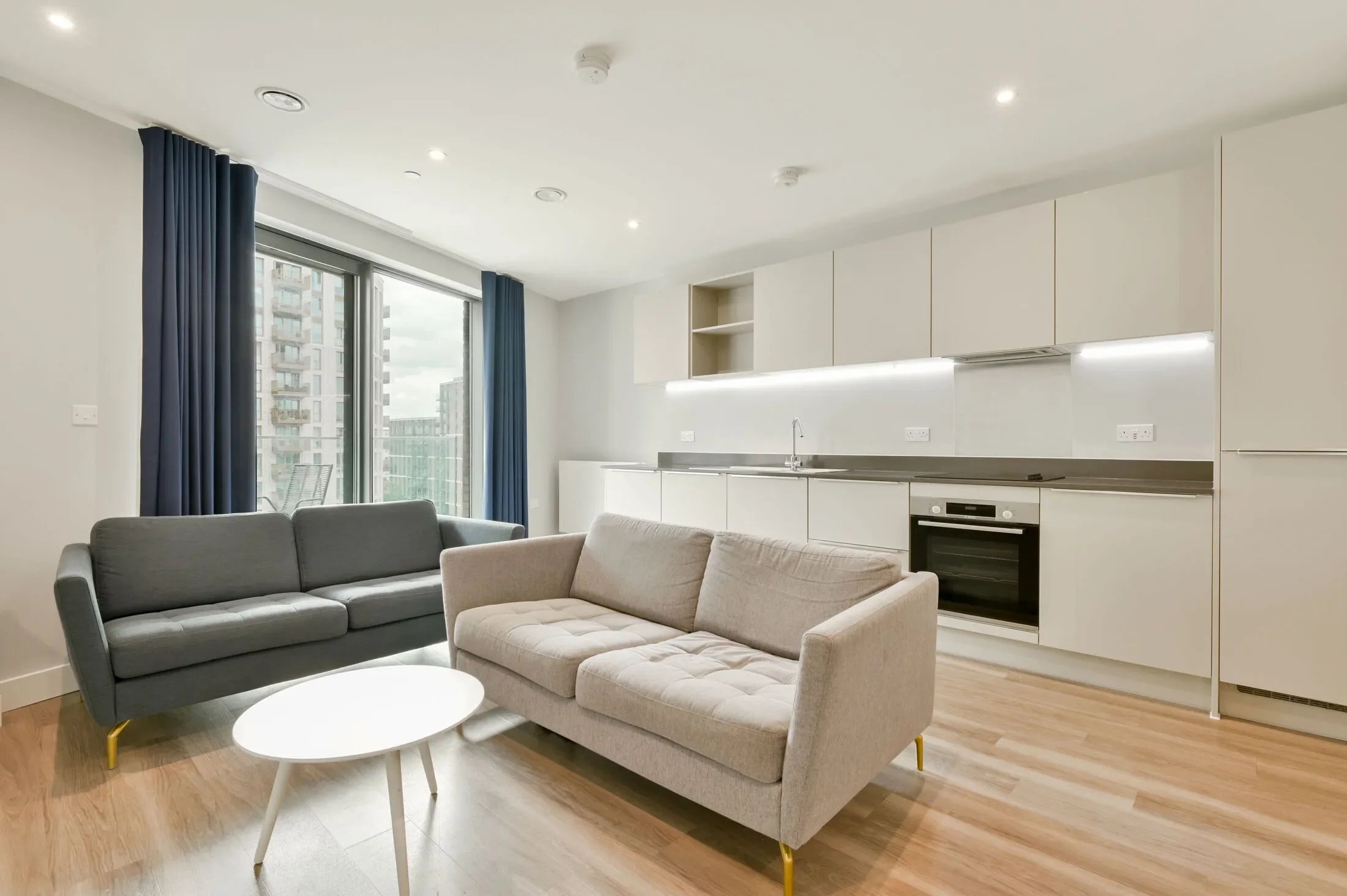 Flat Kew Bridge in Greater London