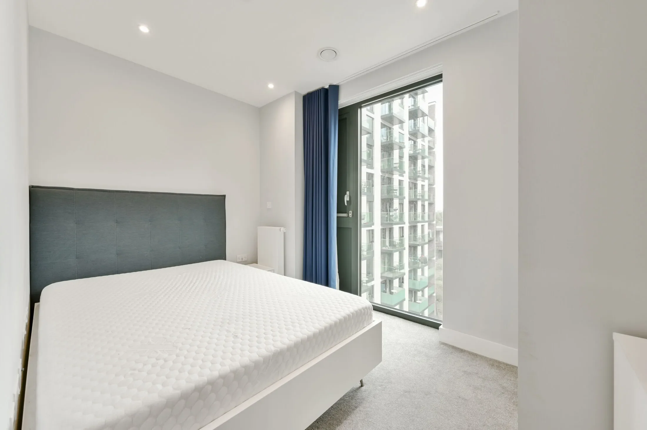 Flat Kew Bridge in Greater London