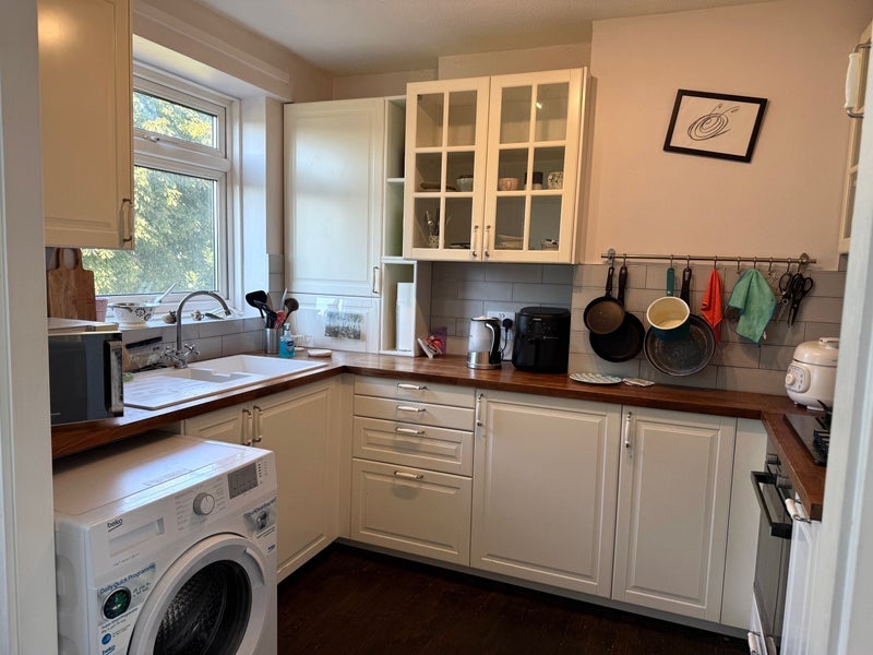 Room Courtlands Avenue in Greater London