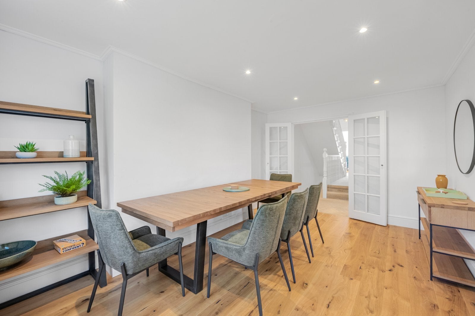 Flat Lawn Crescent in Greater London