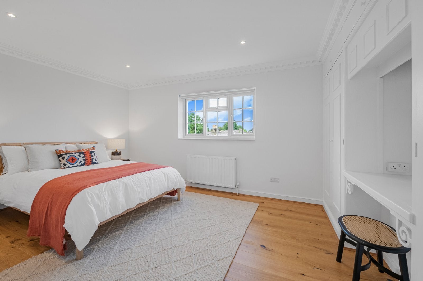 Flat Lawn Crescent in Greater London