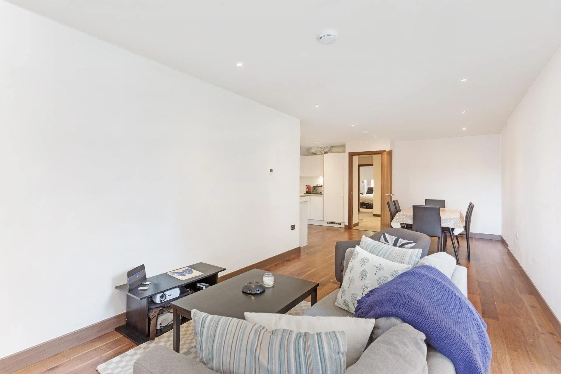 Flat Loveridge Road in Greater London