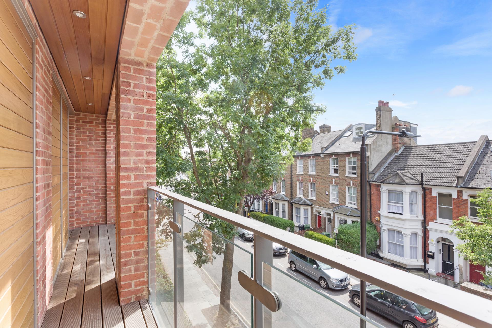 Flat Loveridge Road in Greater London