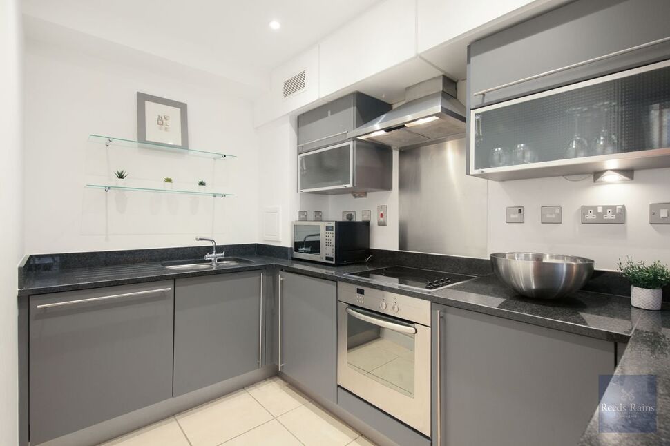 Flat Albert Embankment in Greater London