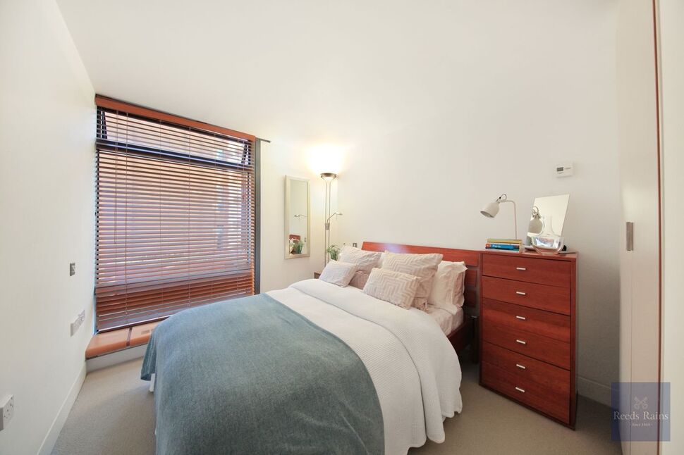 Flat Albert Embankment in Greater London