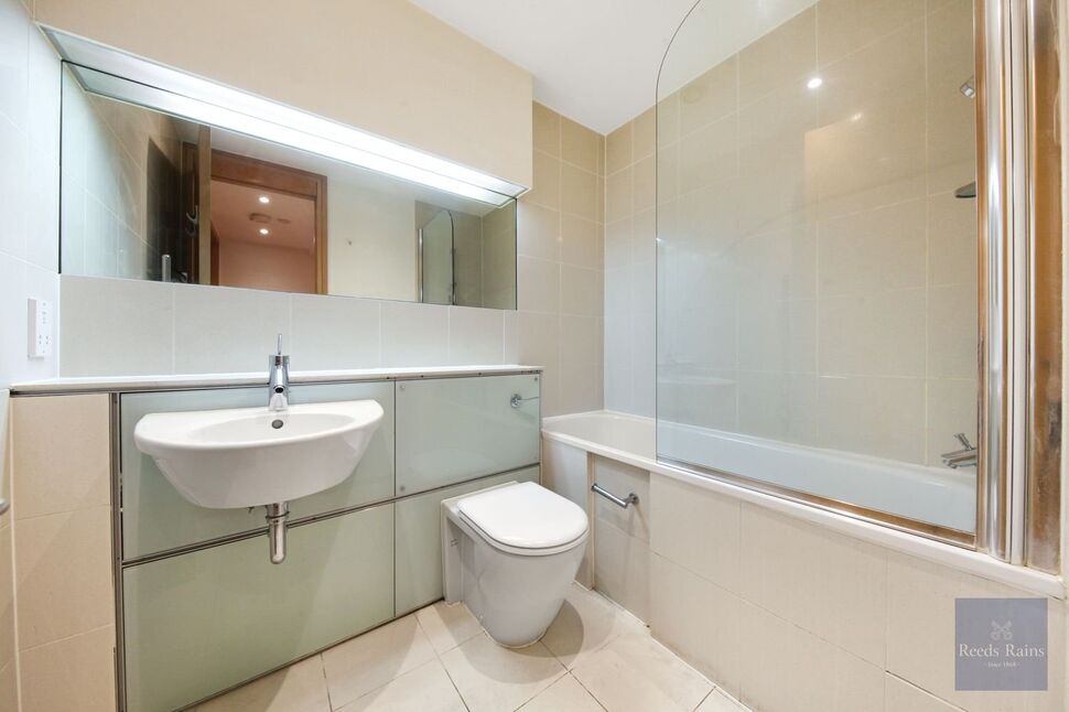 Flat Albert Embankment in Greater London