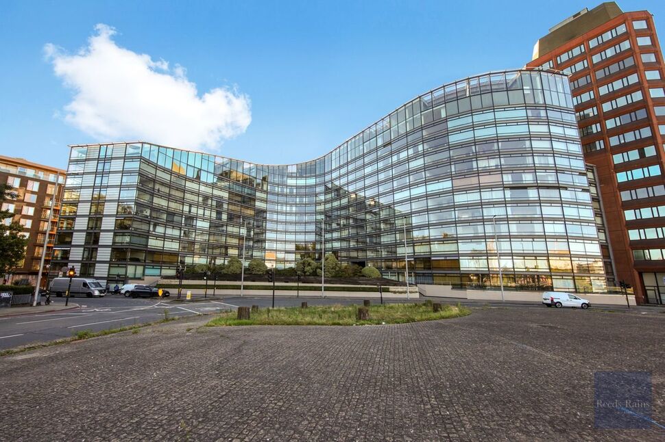 Flat Albert Embankment in Greater London
