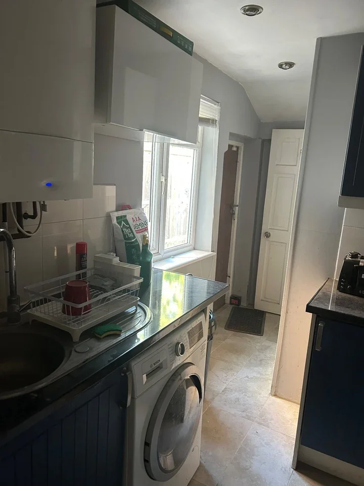 Room Woburn Avenue in Greater London
