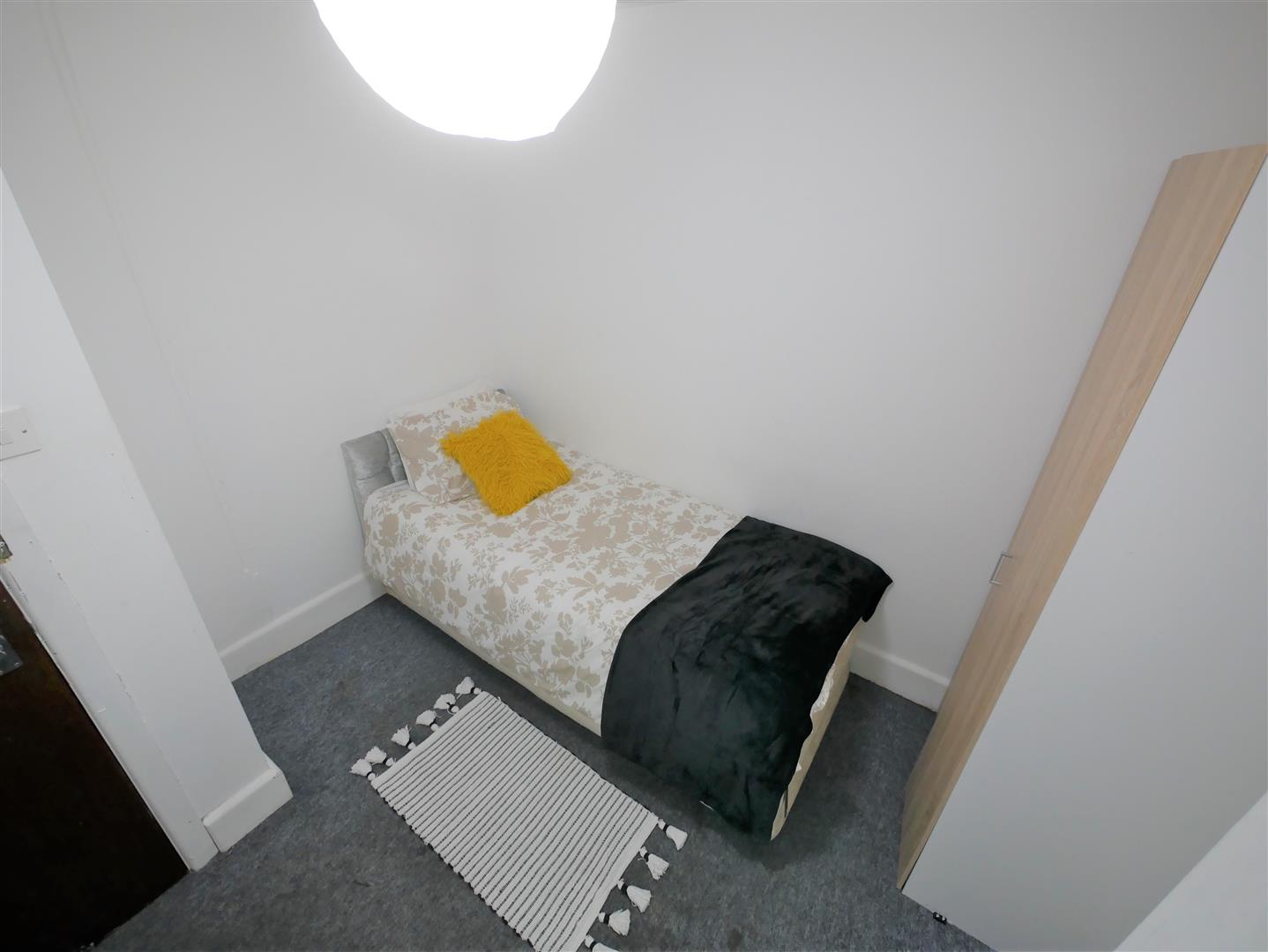 Room Blandford Road in Corfe Mullen