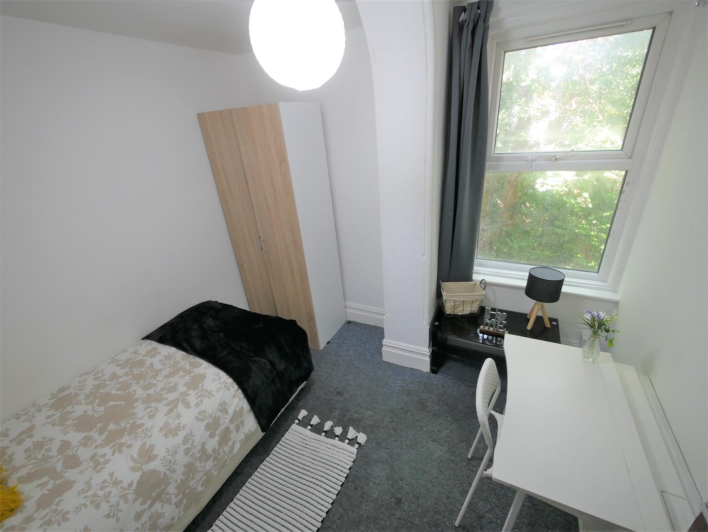 Room Blandford Road in Corfe Mullen