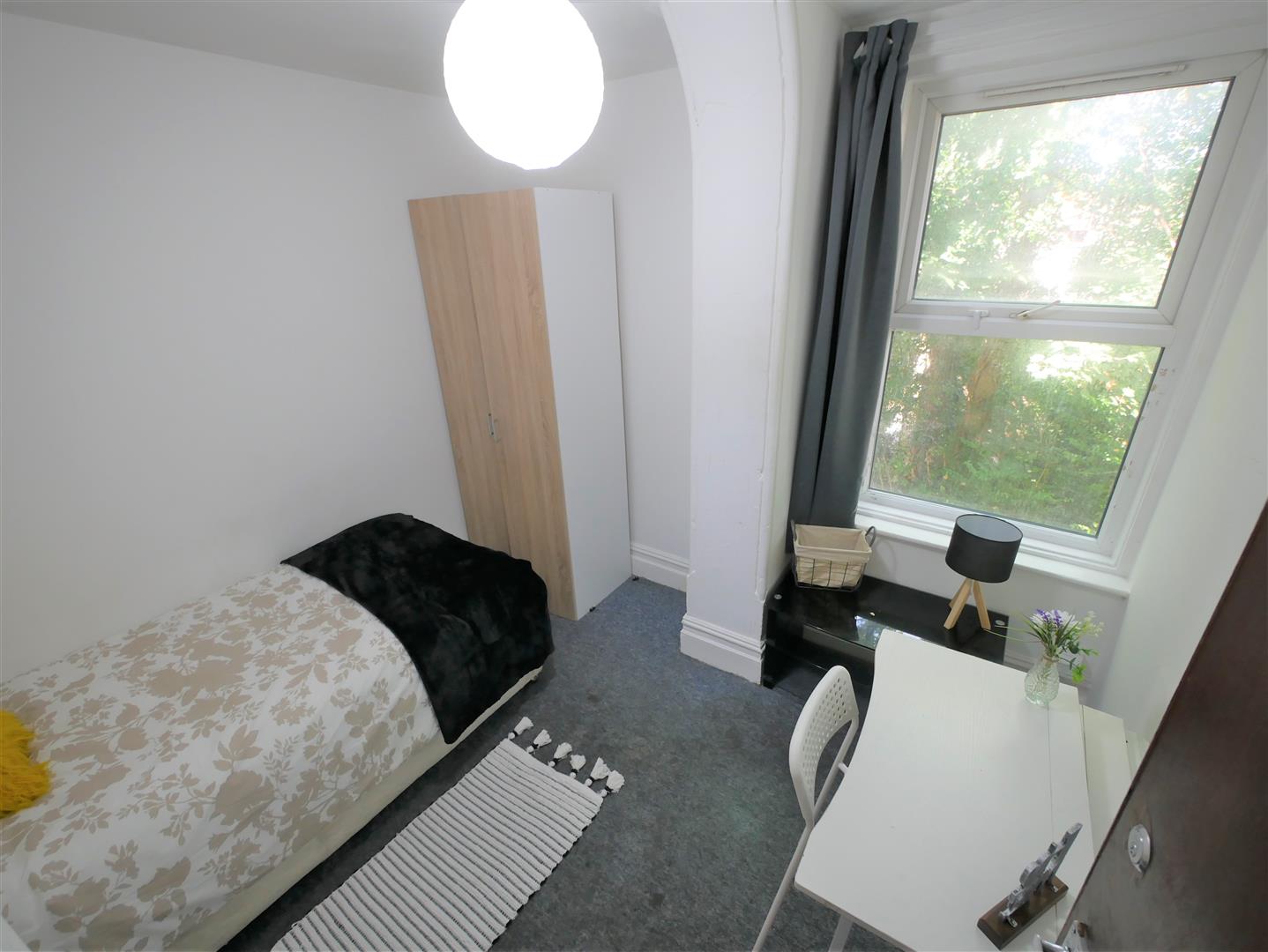 Room Blandford Road in Corfe Mullen