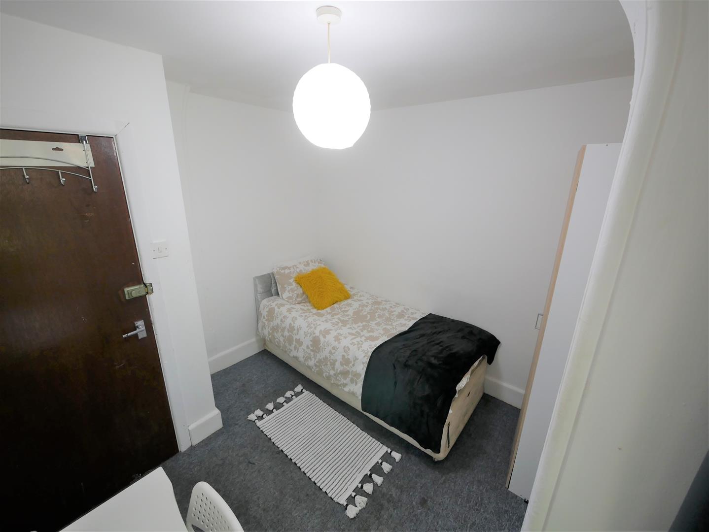 Room Blandford Road in Corfe Mullen