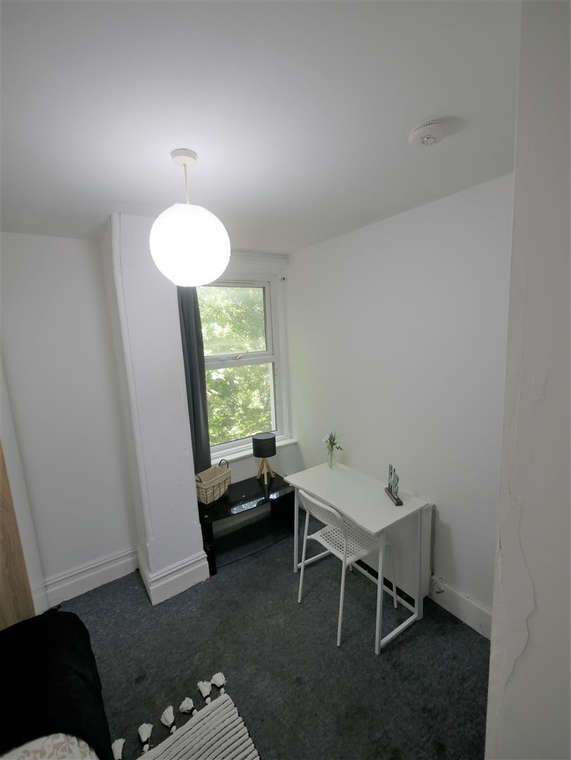 Room Blandford Road in Corfe Mullen