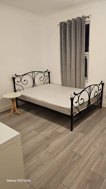Room Boundary Road in Greater London