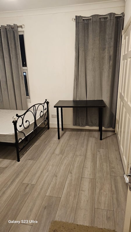 Room Boundary Road in Greater London