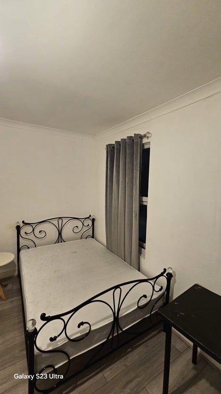 Room Boundary Road in Greater London