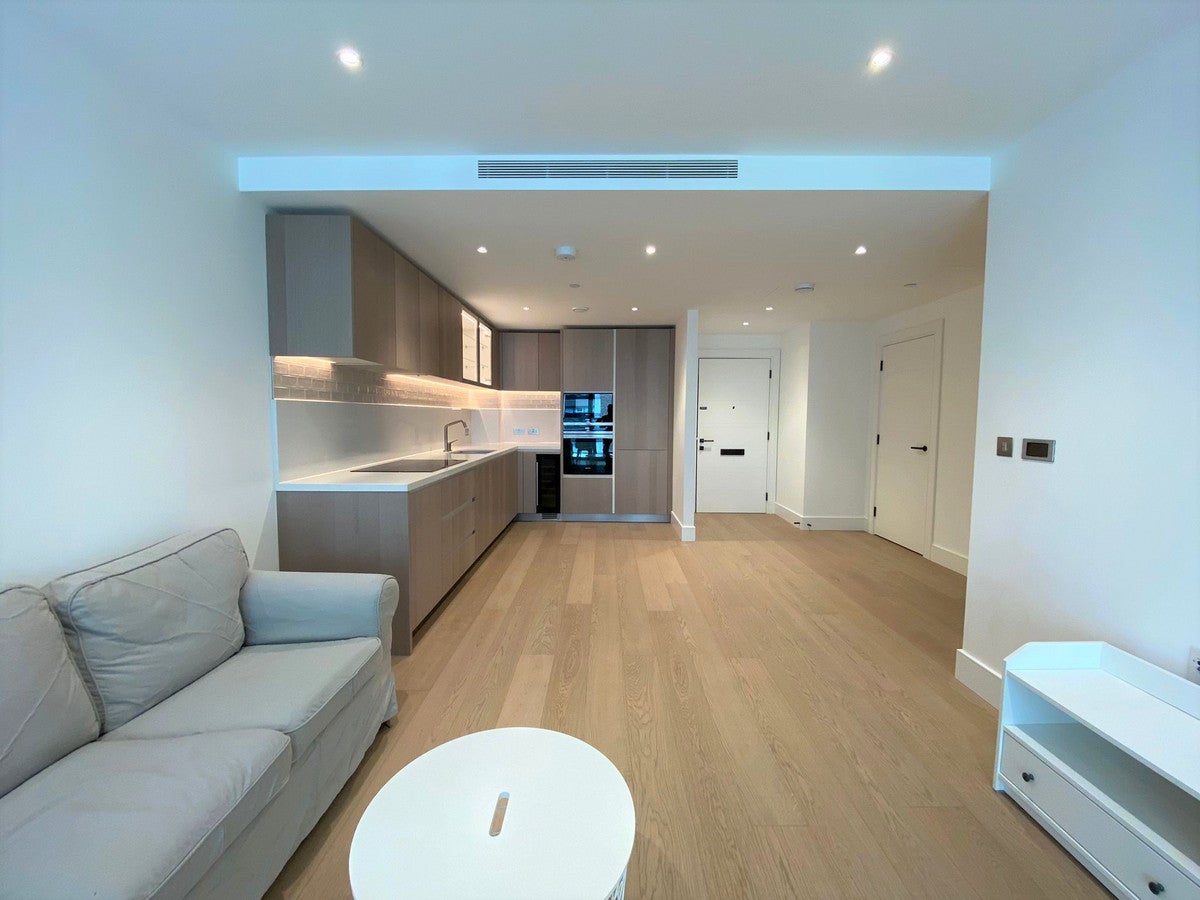 Flat Prince of Wales Drive in Greater London