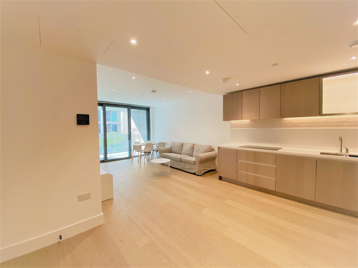 Flat Prince of Wales Drive in Greater London