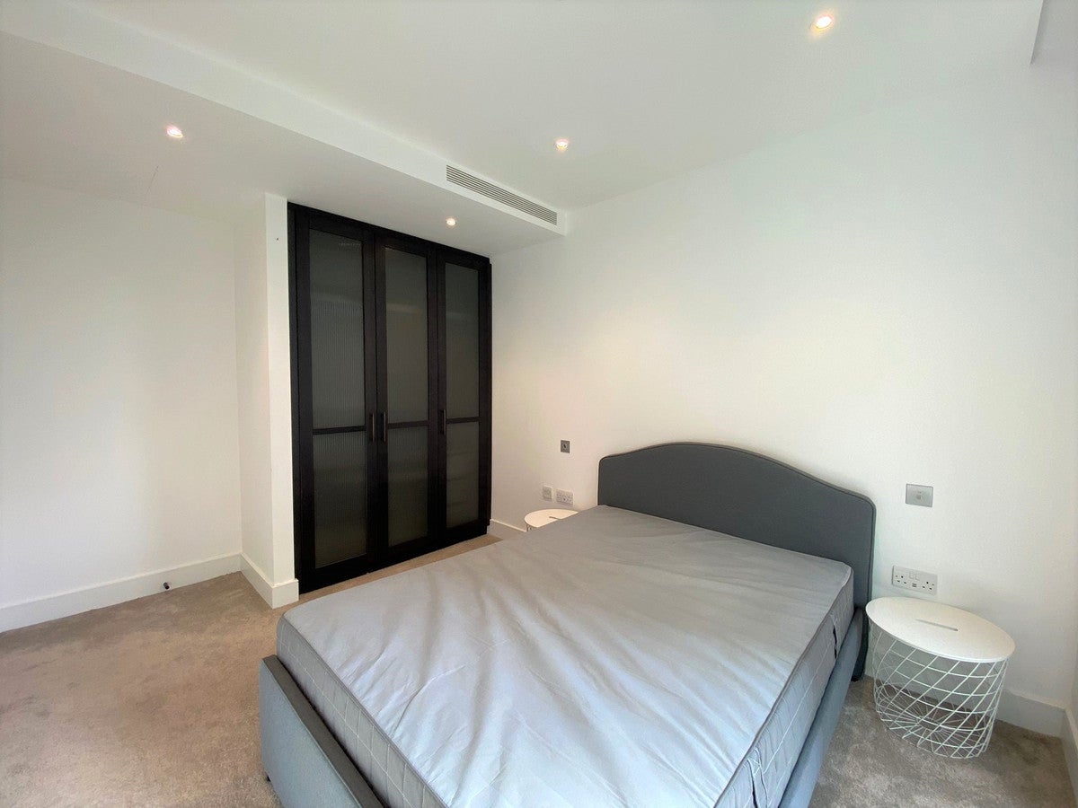Flat Prince of Wales Drive in Greater London