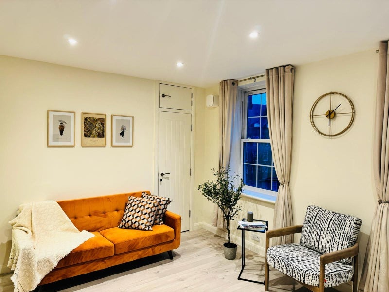 Flat Wyndham Road in Greater London