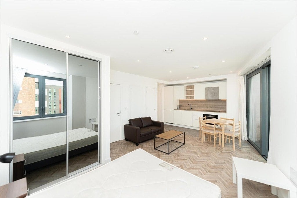 Flat Gillender Street in Greater London