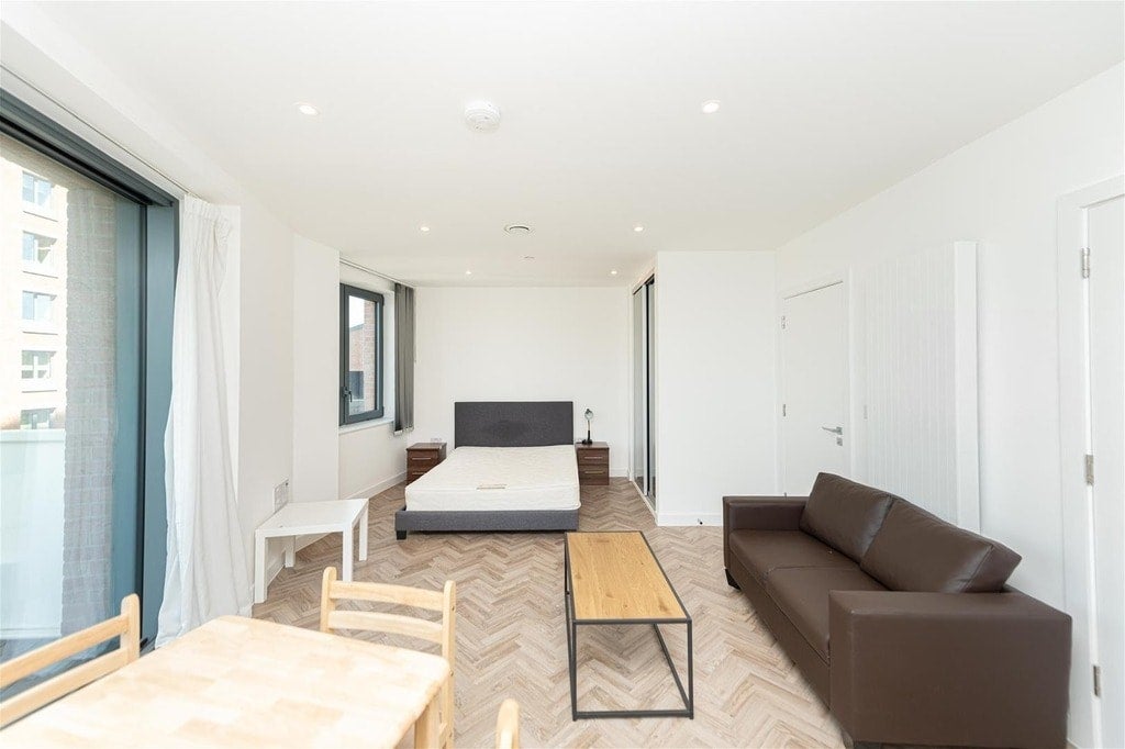 Flat Gillender Street in Greater London