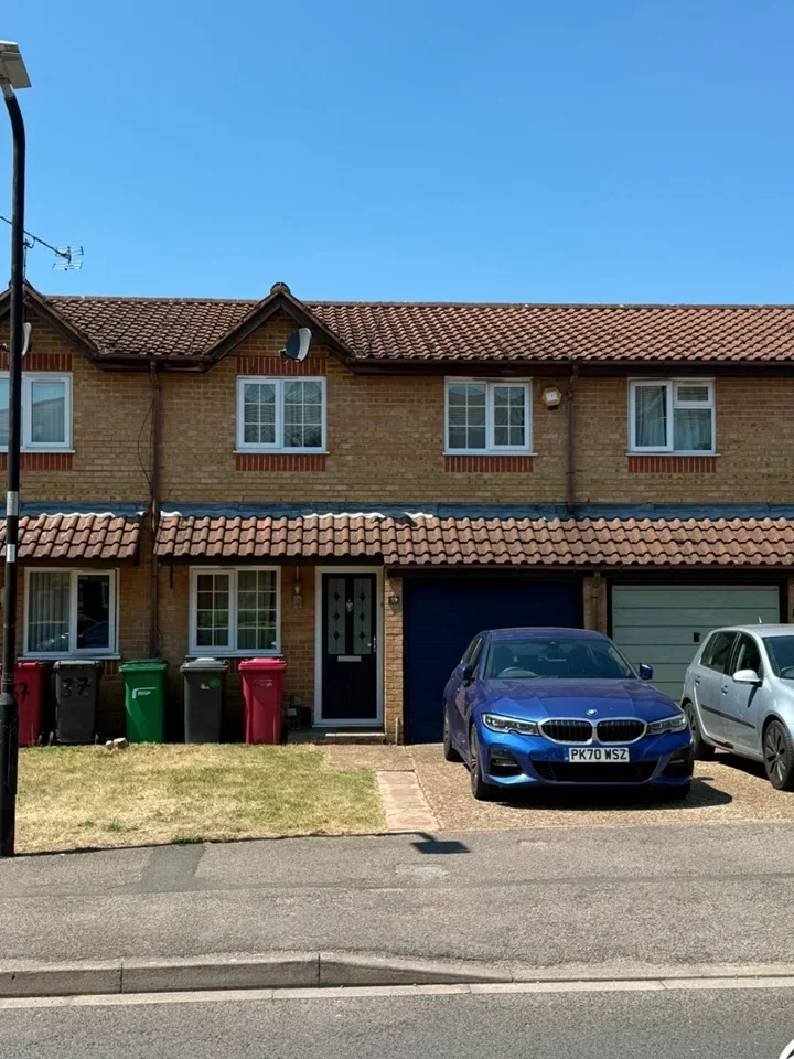 House Lowestoft Drive in Slough
