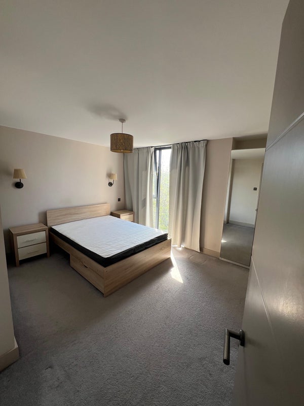 Room Amesbury Avenue in Greater London