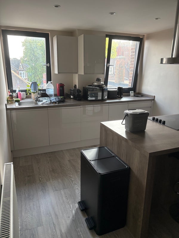 Room Amesbury Avenue in Greater London