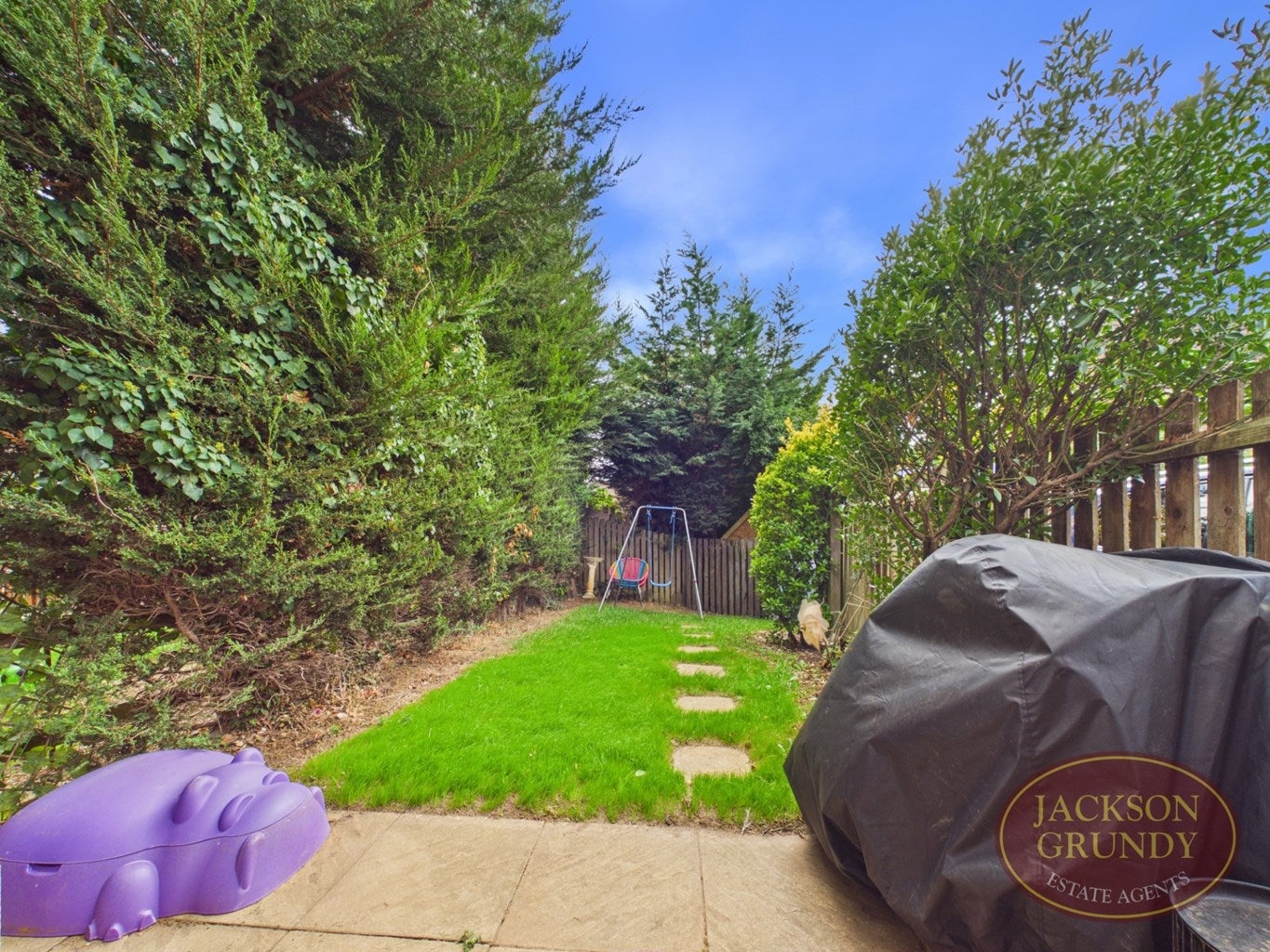 House Hatfield Close in Wootton