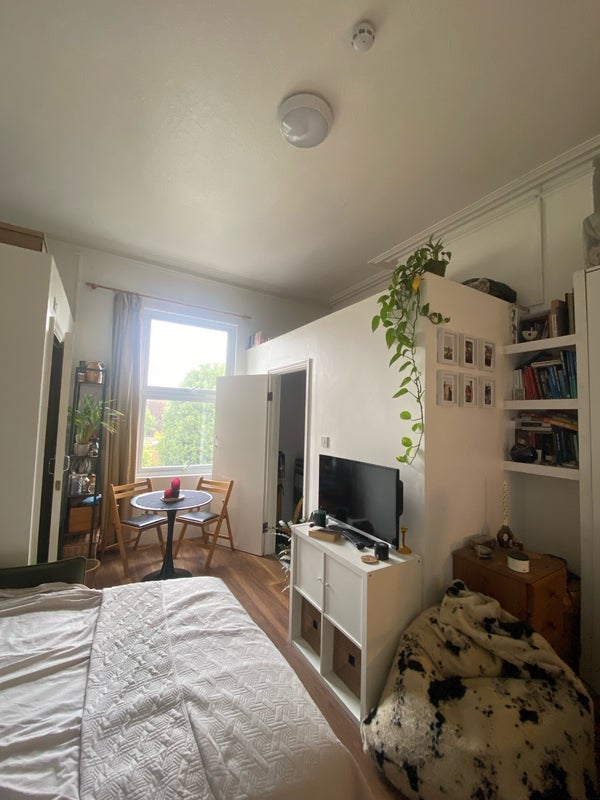 Room Ferme Park Road in Greater London