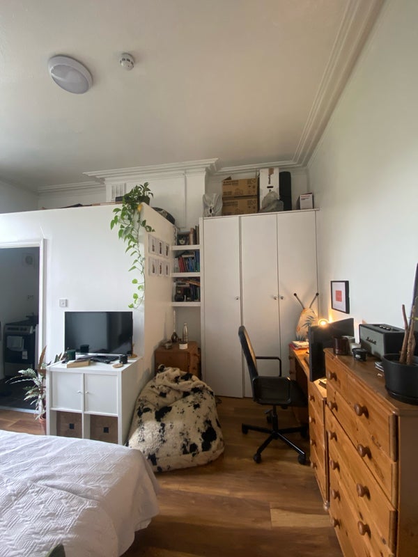 Room Ferme Park Road in Greater London