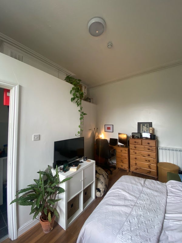 Room Ferme Park Road in Greater London