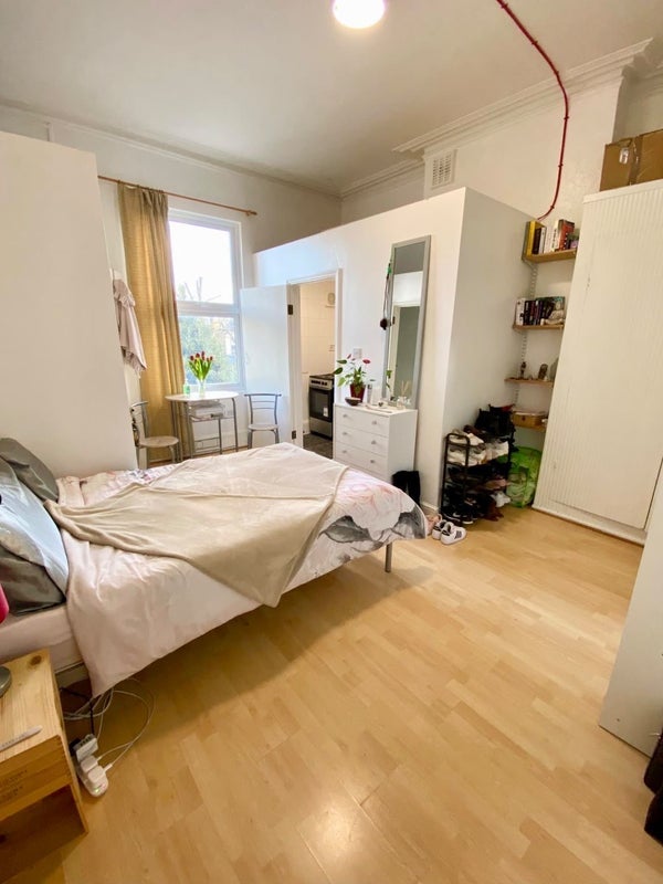 Room Ferme Park Road in Greater London