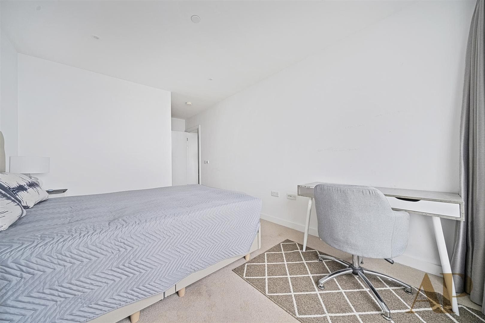 Flat Deacon Street in Greater London