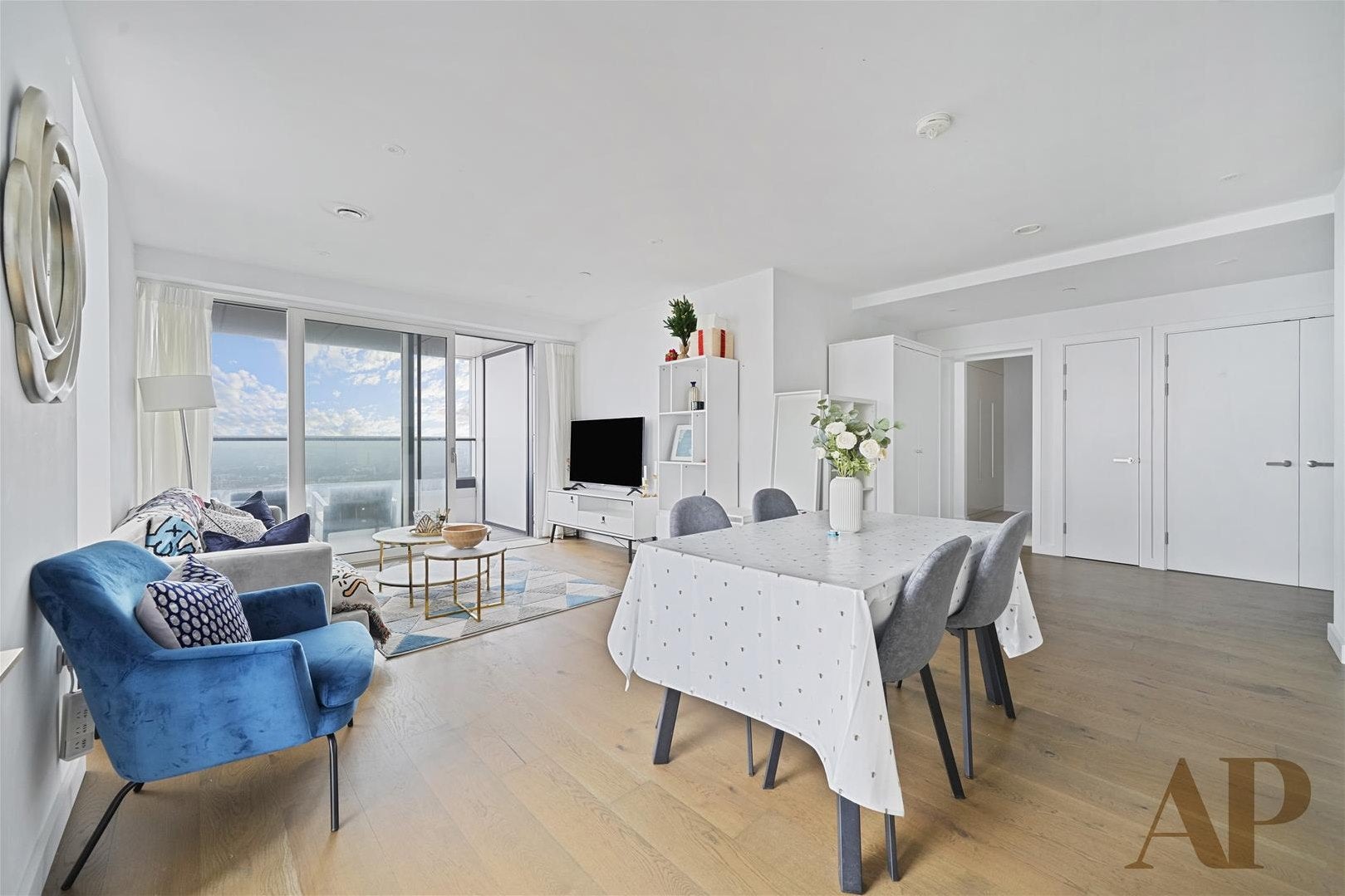 Flat Deacon Street in Greater London