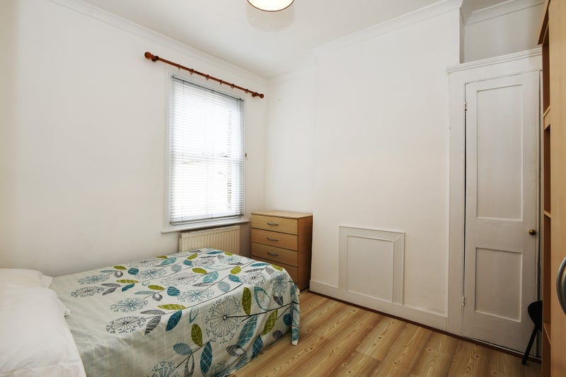 Room Louise Road in Greater London