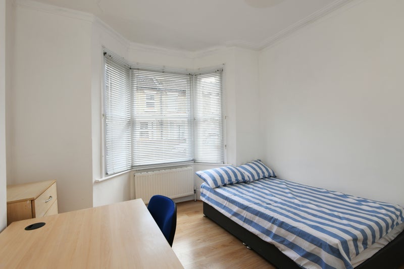 Room Louise Road in Greater London