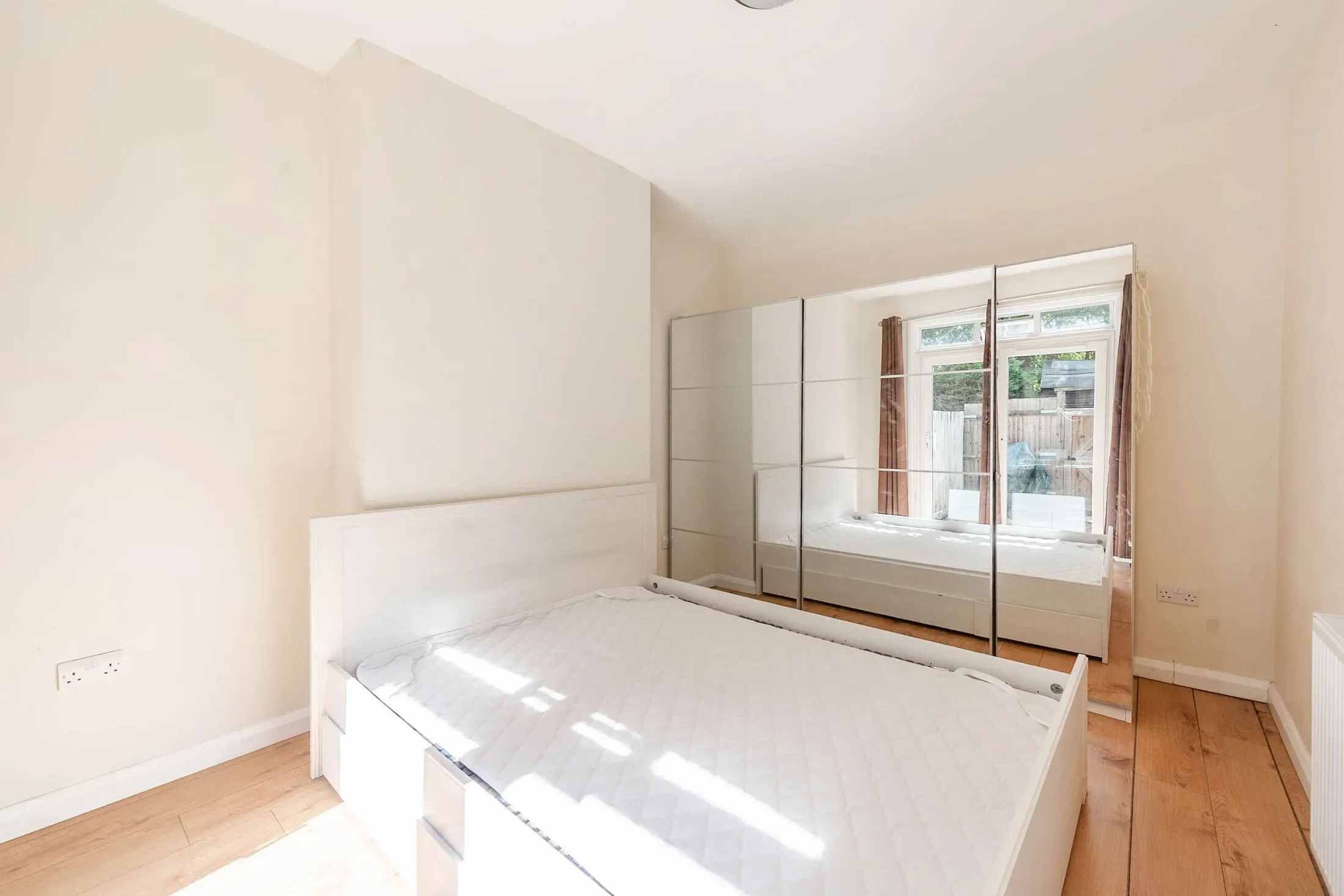 Flat Bolton Road in Greater London