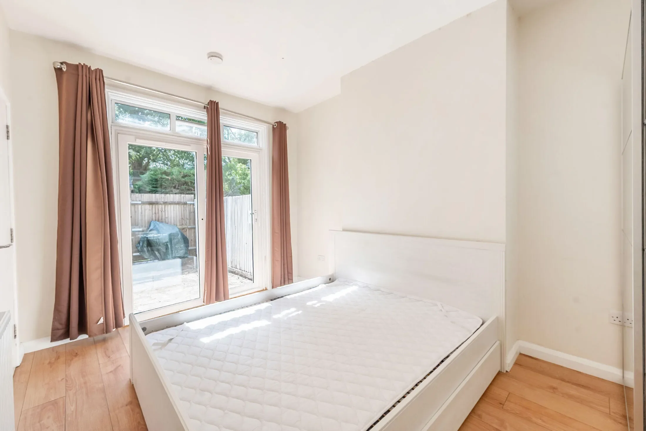 Flat Bolton Road in Greater London