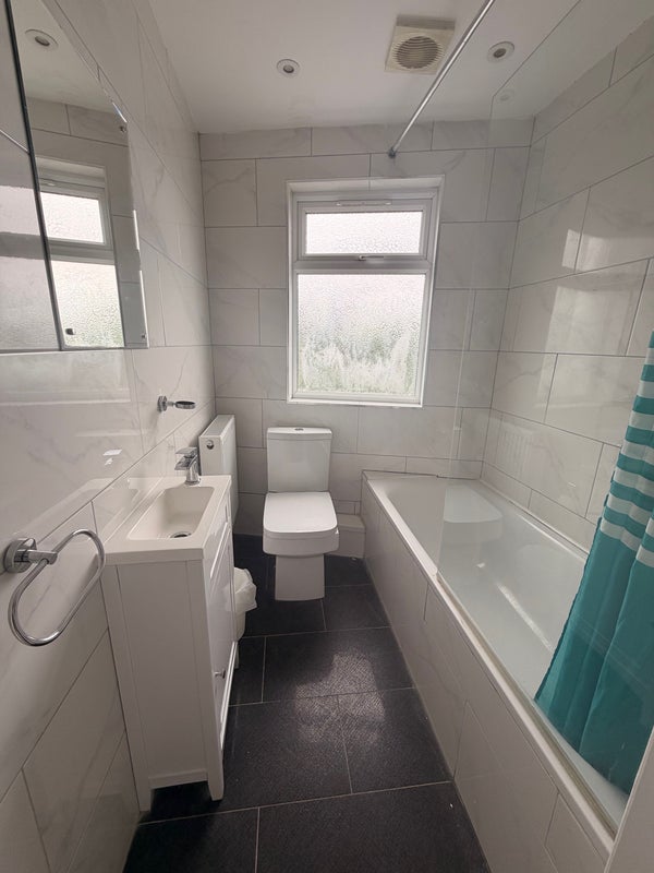Room St Albans Crescent in Greater London