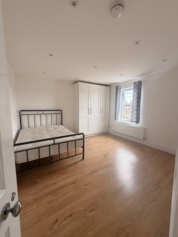 Room St Albans Crescent in Greater London