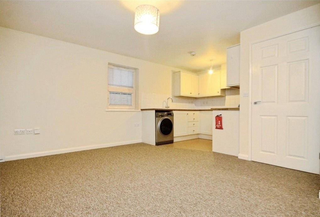 Flat Victoria Street in Borough of Runnymede